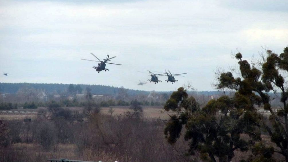    Наши военные вертолеты во время операции под Гостомелем. Тогда казалось, что вот-вот и Киев будет взят.
