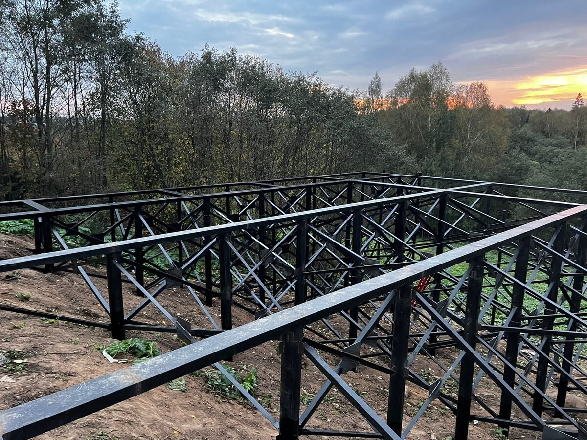 Участок с шикарным видом и огромным перепадом: владелец сохранил рельеф, выбрав в качестве фундамента винтовые сваи