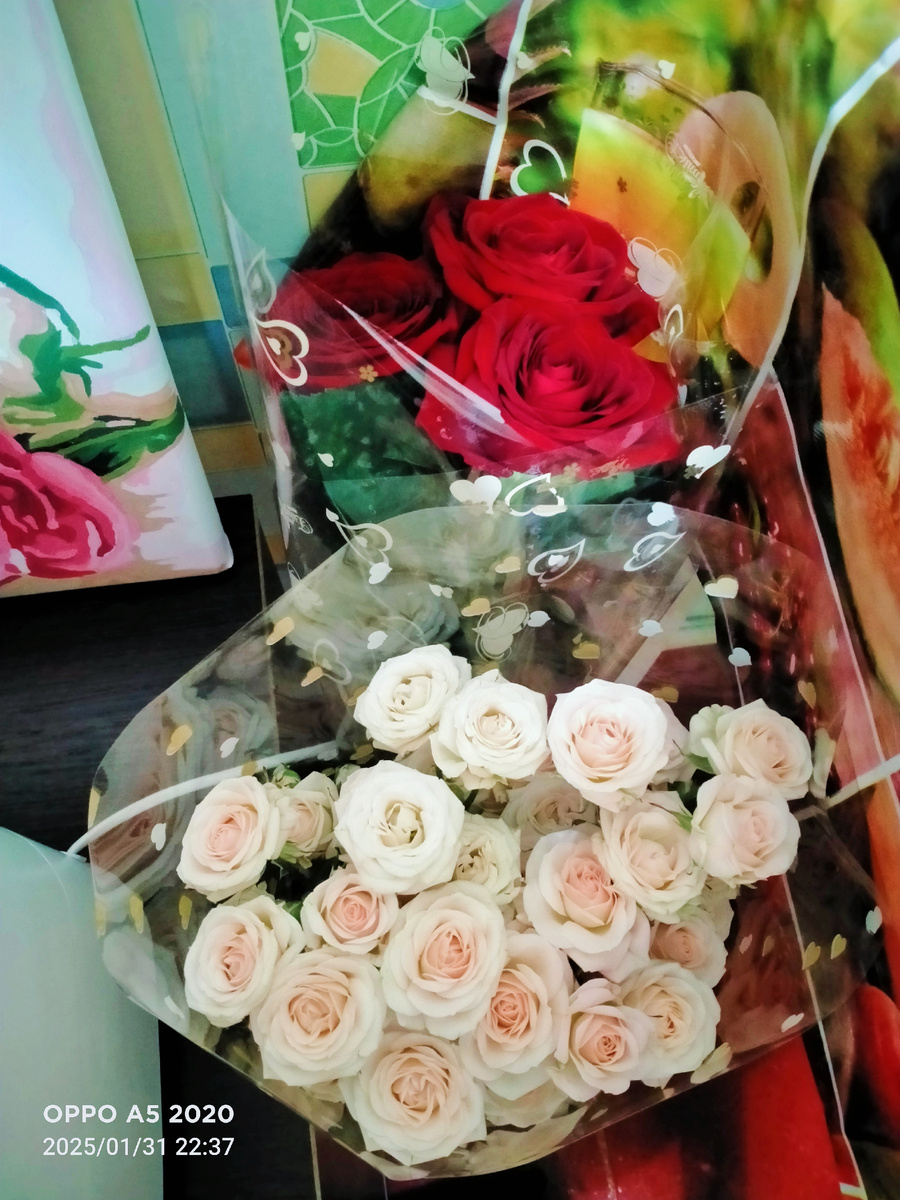 Бывший дочке подарил кустовые розочки. Мне другой букет. Правда не на рождение, а после неприятного инцидента. Цветы это просто цветы. Его на праздновании дня рождения не было. 