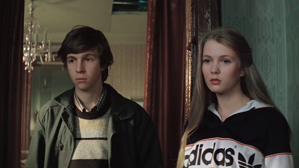 "Может, поцелуемся?- С какой это стати? — Ну, так… Чё, ты развалишься что ли?" Фото: Кинопоиск