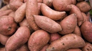 Батат – это не только полезно, но и вкусно! Сладковатый, насыщенный вкус и нежная текстура делают его идеальным ингредиентом для множества блюд. Мы собрали для вас 5 лучших рецептов, которые раскроют весь потенциал батата. Готовьте с удовольствием и наслаждайтесь!  
