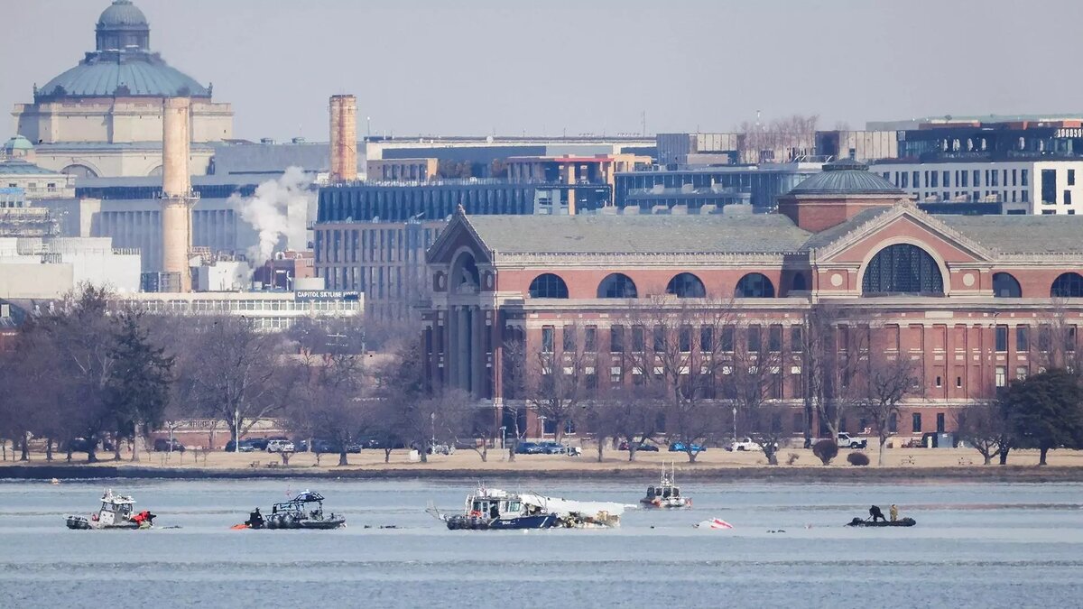 Поиски тел погибших в Потомаке продолжаются. Источник: REUTERS