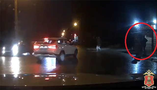 Место происшествия, снято на регистратор. Видно, как жертва кинулся к проезжающим машинам, нападавшие (обведены красным) решают, что делать