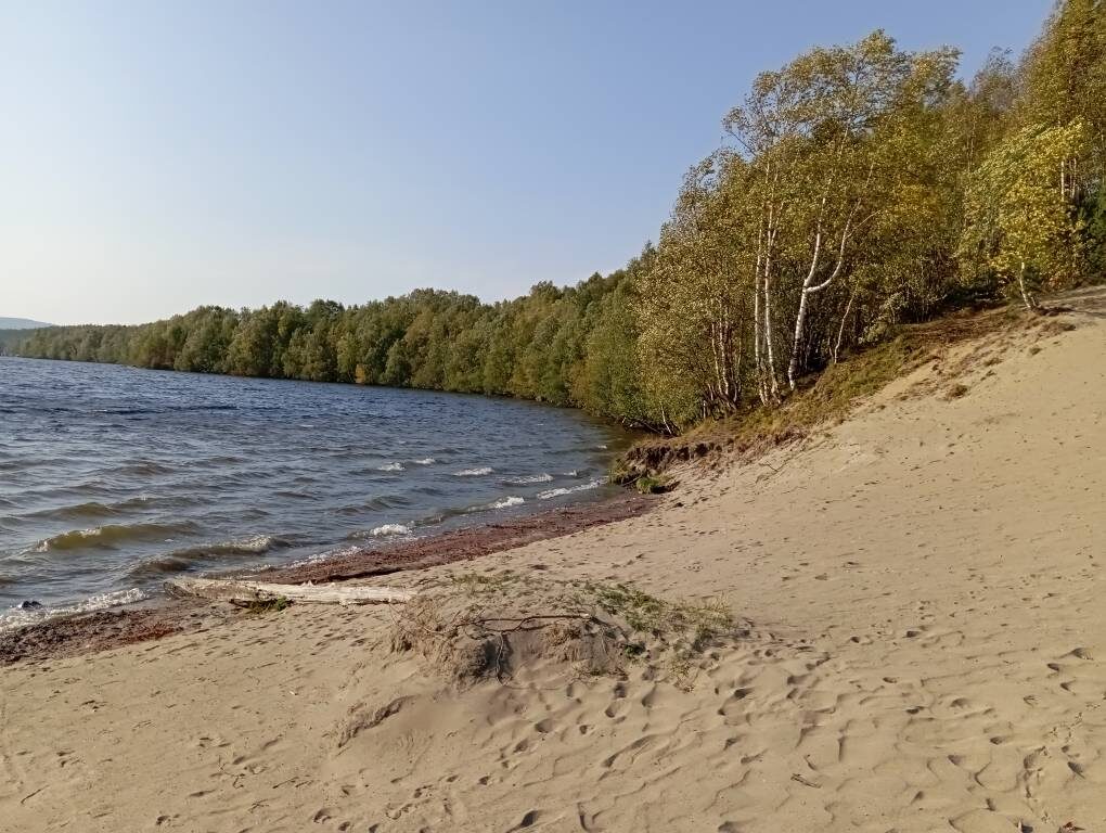 Река и типичная речная долина, даже с пляжем. Мурманская обл.