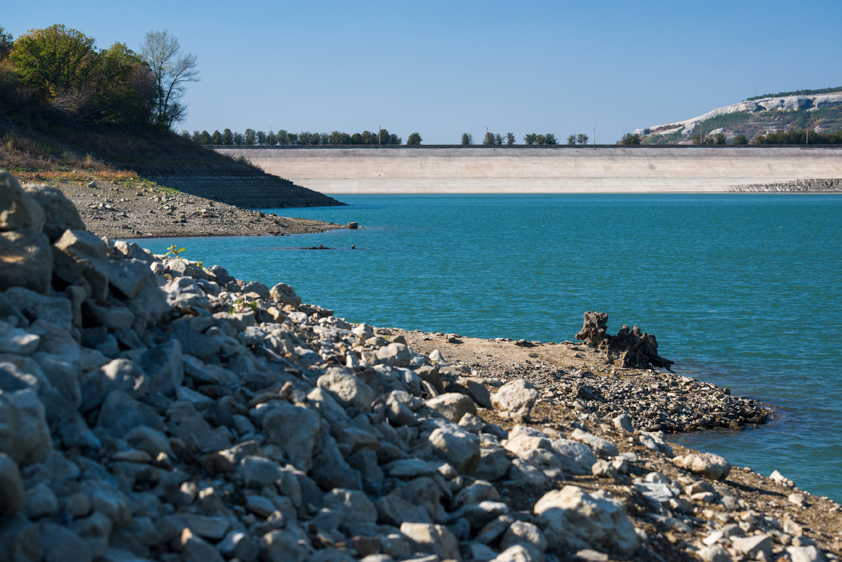 Дамба водохранилища, осень, город водицу потребляет исправно.
