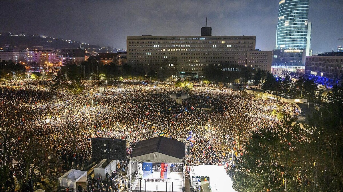    Около 60 тысяч словаков собрались на центральной площади словацкой столицы Братиславы, чтобы выразить протест против политики премьер-министра Роберта Фицо. 2025 / Источник: (cc) Reddit