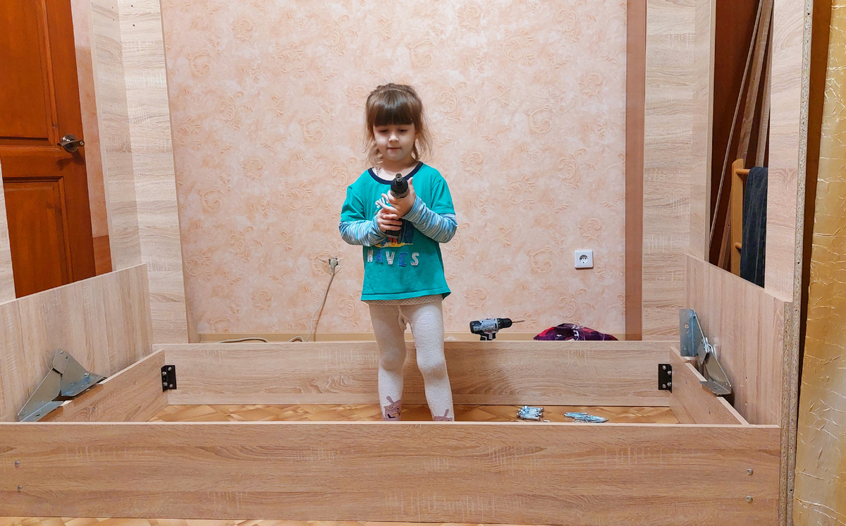 Варвара помогает собирать кровать