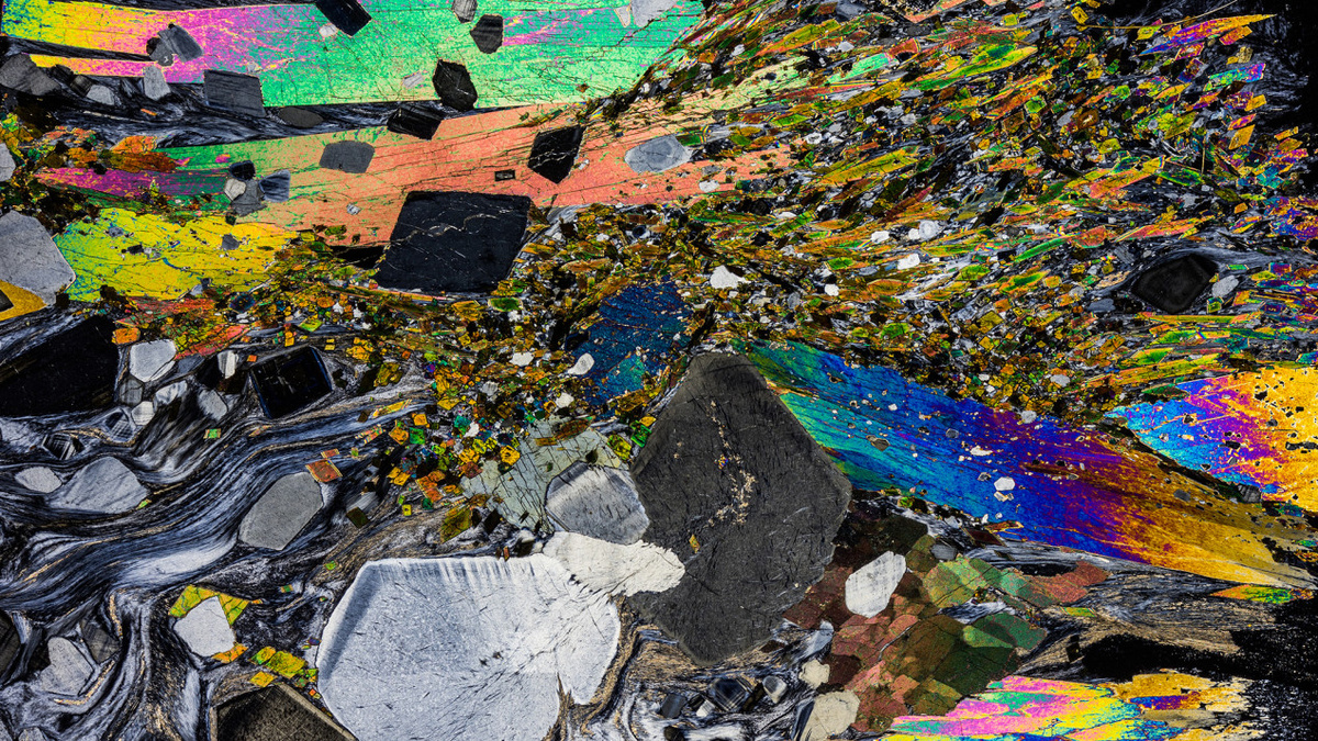 Петрографический шлиф. Фото: Алексей Шевелев, участник конкурса РГО «Самая красивая страна»