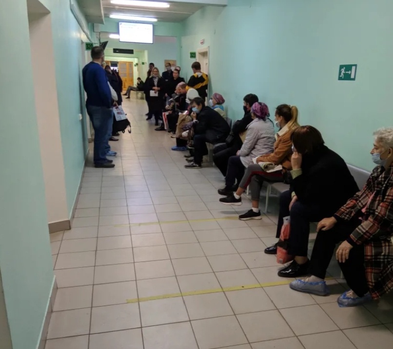 Народу куча, но проходили быстро