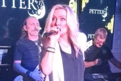    Татьяна вынуждена отказаться от каблуков из-за последствий старых травм.