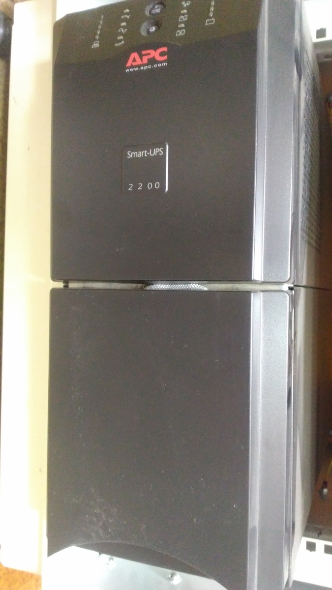 APC Smart UPS 2200 общий вид спереди