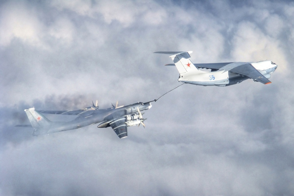 Ил-78 осуществляет дозаправку в воздухе Ту-95МС