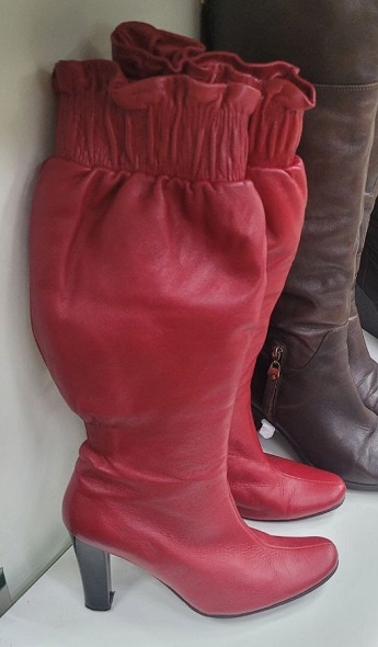 Кожаные сапоги на высоком каблуке. Цена до 1000 рублей, размер 37