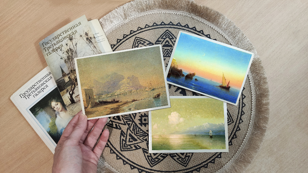 Сейчас открытками с репродукциями никого не удивишь, но в 19 веке они наверняка были очень приятным бонусом