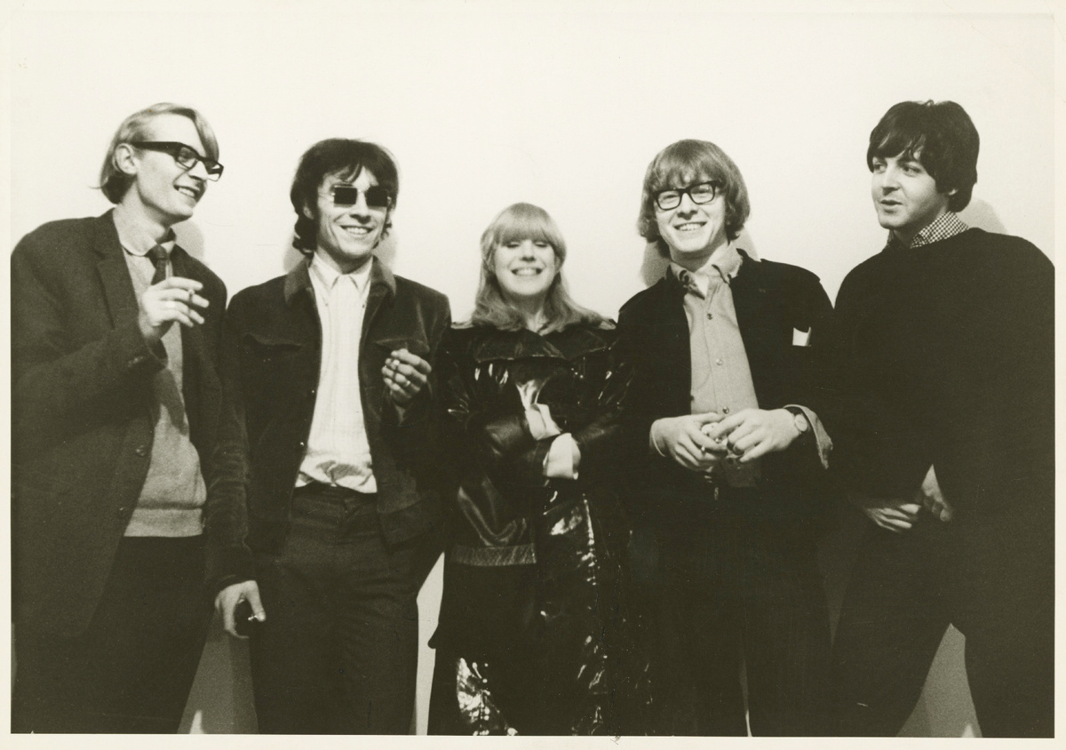 Бэрри Майлз, Джон Данбар, Марианна Фейтфулл, Питер Эшер и Пол МакКартни. Indica Gallery, ок. 1965-66 гг. 