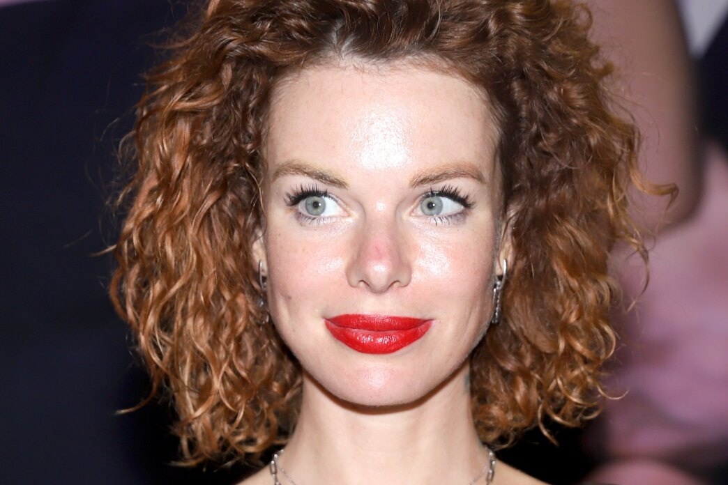     «Она старит»: звезда фильма «Эскортницы» Анна Старшенбаум призвала женщин с большой грудью делать пластику