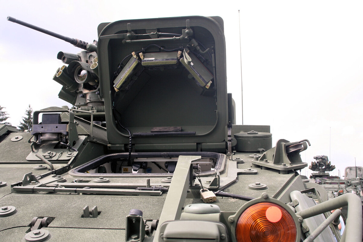 Люк мехвода.