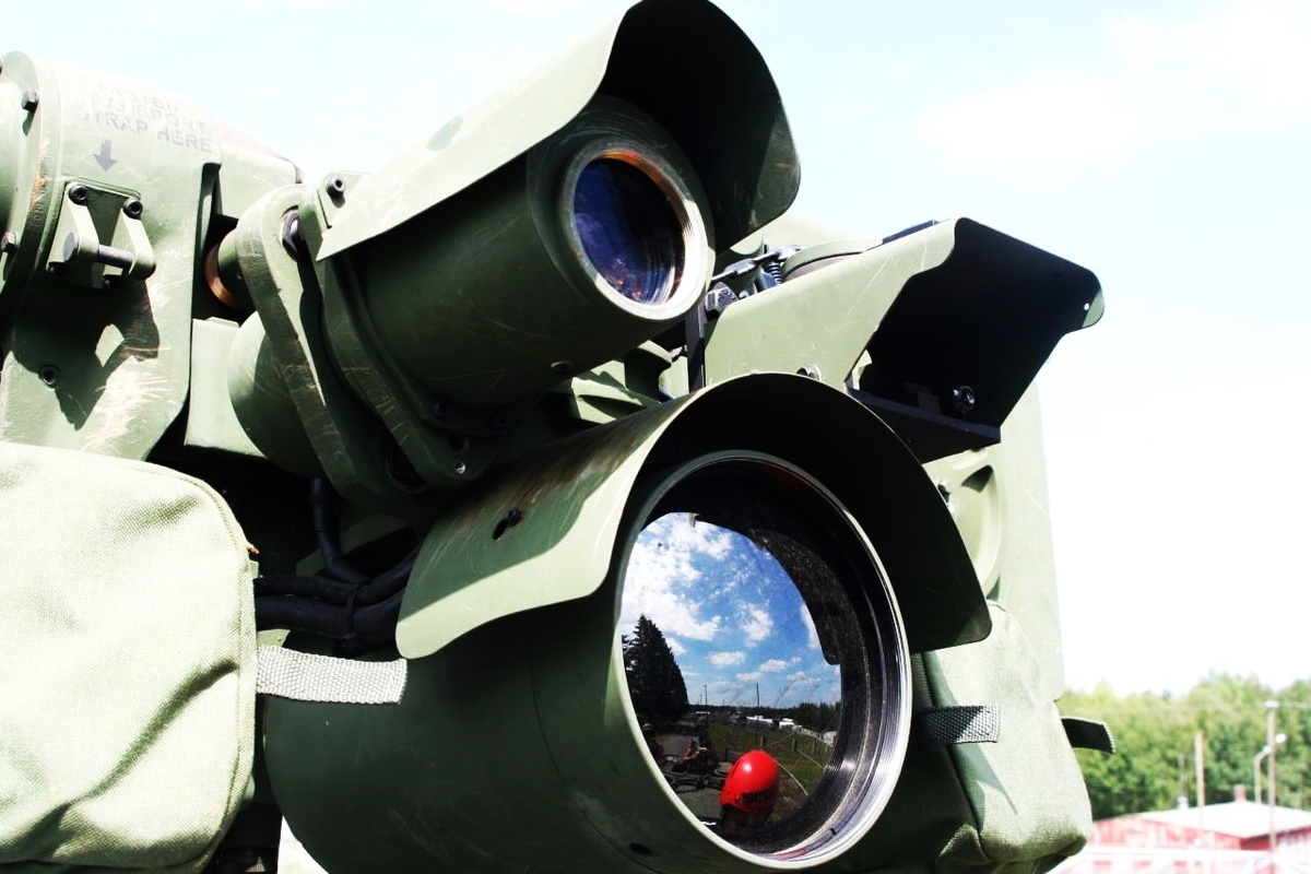 Большой круглый объектив внизу- тепловизионный модуль TIM; над ним левее - дневной видеомодуль VIM; справа- модуль лазерного дальномера STORM RLF.