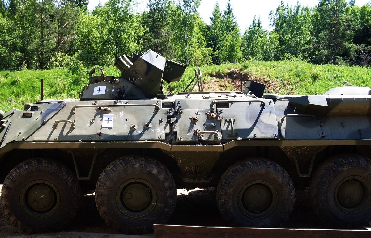 Испытания БРДМ-3 ( на базе БТР-80А ) с дополнительной защитой из керамических материалов. Заявлена стойкость от пули Б-32 калибра 14,5*114мм с дистанции менее 100 метров.