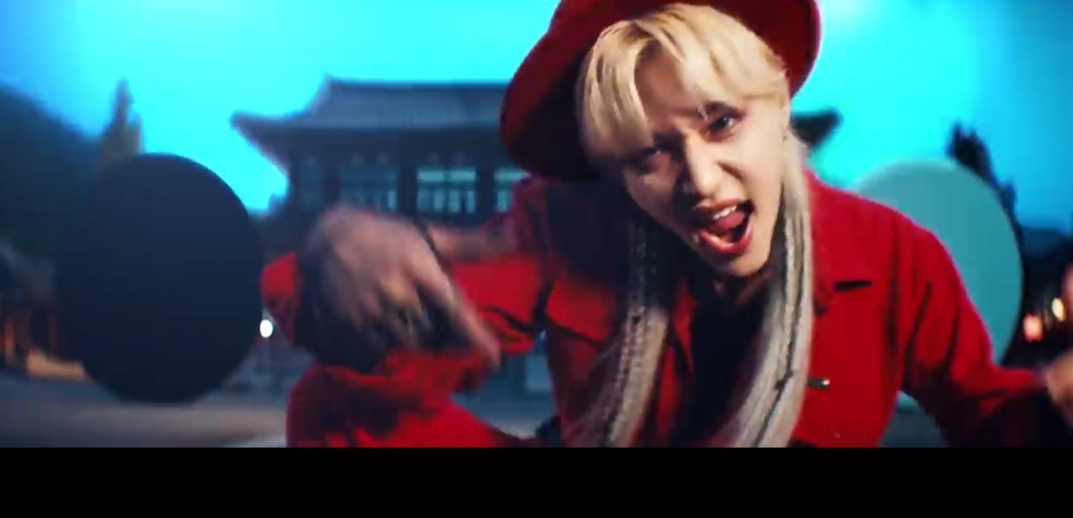 Феликс в клипе трижды меняет прическу! 