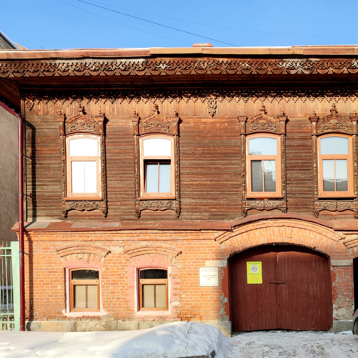 Дом большой и с фасада. Можно зайти во двор, он и вглубь продолжается