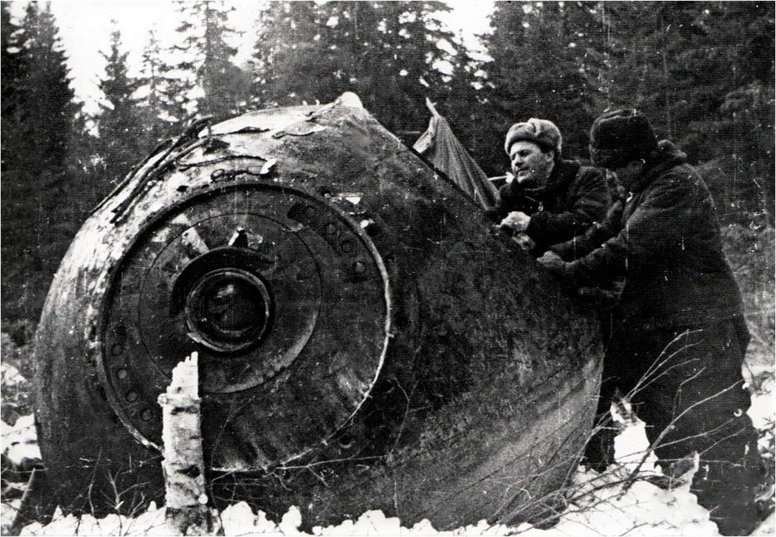 Павел Беляев и Алексей Леонов провели в тайге порядка двух суток. Вокруг - снег полтора метра глубиной. В гости к космонавтам даже пожаловал медведь, а у бедолг - только пистолет Макарова, который косолапому уж точно не навредил бы. Пришлось отпугивать выстрелами в воздух.