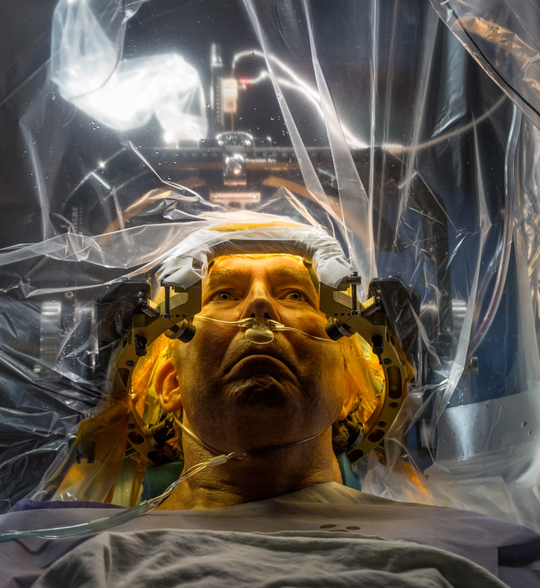 В Университете Флориды пациент с болезнью Паркинсона Рассел Прайс проходит операцию по имплантации проводника для глубокой стимуляции мозга (DBS), который будет доставлять электрические импульсы в части его мозга, контролирующие движение. Было показано, что лечение обеспечивает значительное облегчение симптомов у некоторых пациентов