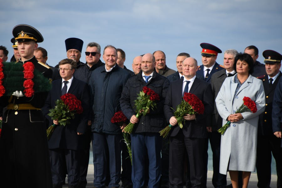 Торжественное возложение цветов к вечному огню