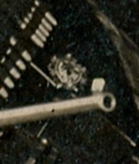 Используя увеличительное стекло можно расшифровать брошь/медальон Эгинэ: герб. На нём изображены: меч, перо, лопата и три армянские буквы ? ? ?. (A.R.F.)