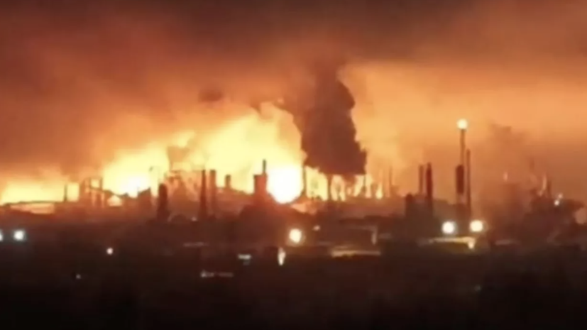    Пожар на территории нефтехимического завода "Сибур-Кстово" в Нижегородской области. Кадр видео очевидца