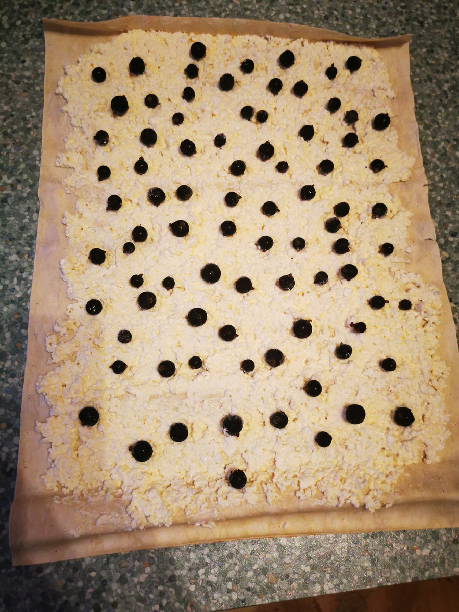 Лаваш, творог, ягоды