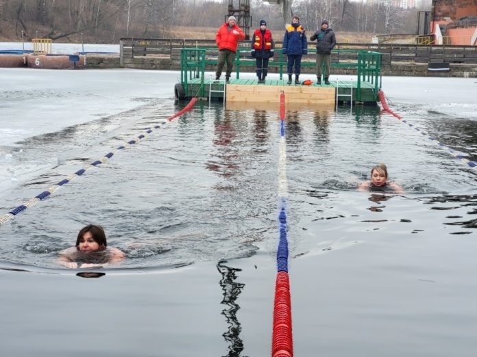 На дистанции 200 метров (брасс) Ольга Крымова и Елена Бойцова