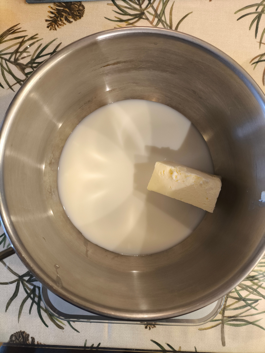 Греем молоко с маслом