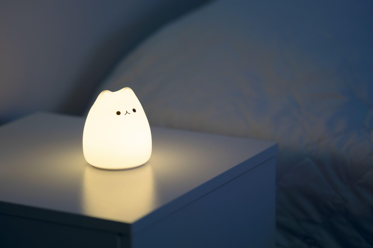     6 вещей, которые нельзя хранить на прикроватной тумбочке