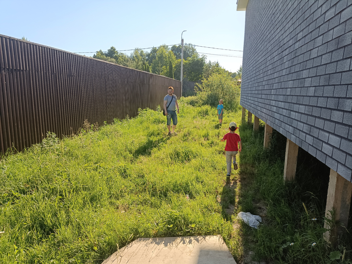 Мне очень нравится это фото. Дети осматривают НАШ участок рядом с уже НАШИМ домом.