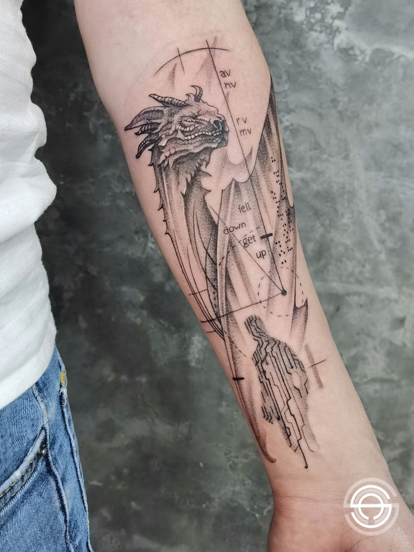 Набила татуировку дракона на руке