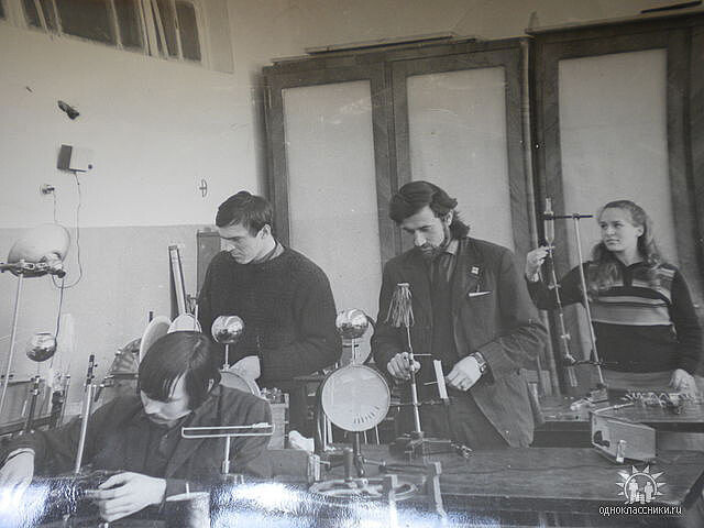 В лабаратории Физмата:- Владимир Мурзаков, Серега - Борода и я, девушку не помню...