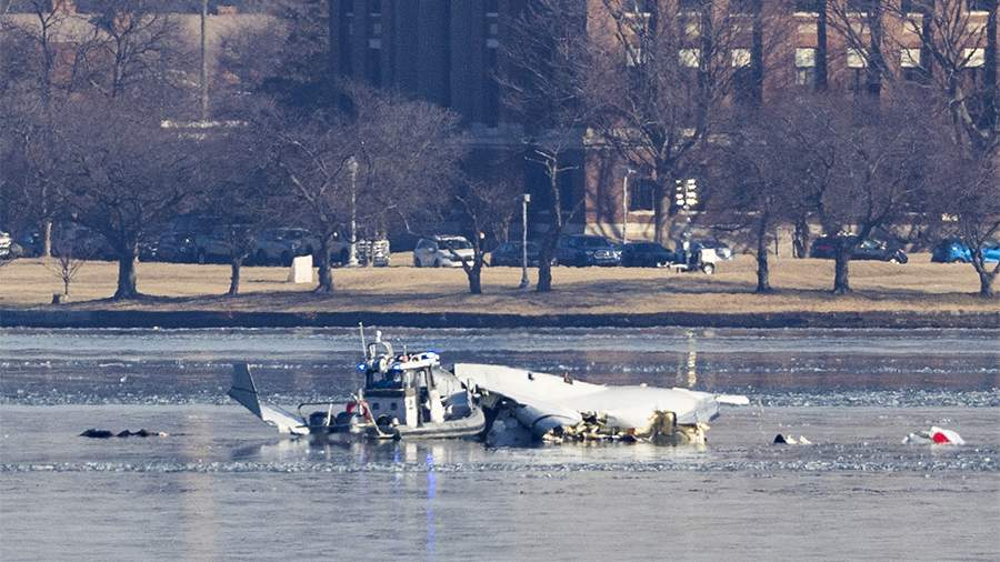 Авиалайнер, летевший в Вашингон с 60 пассажирами на борту, рухнул в реку после столкновения с военным вертолетом. Фото из открытых источников