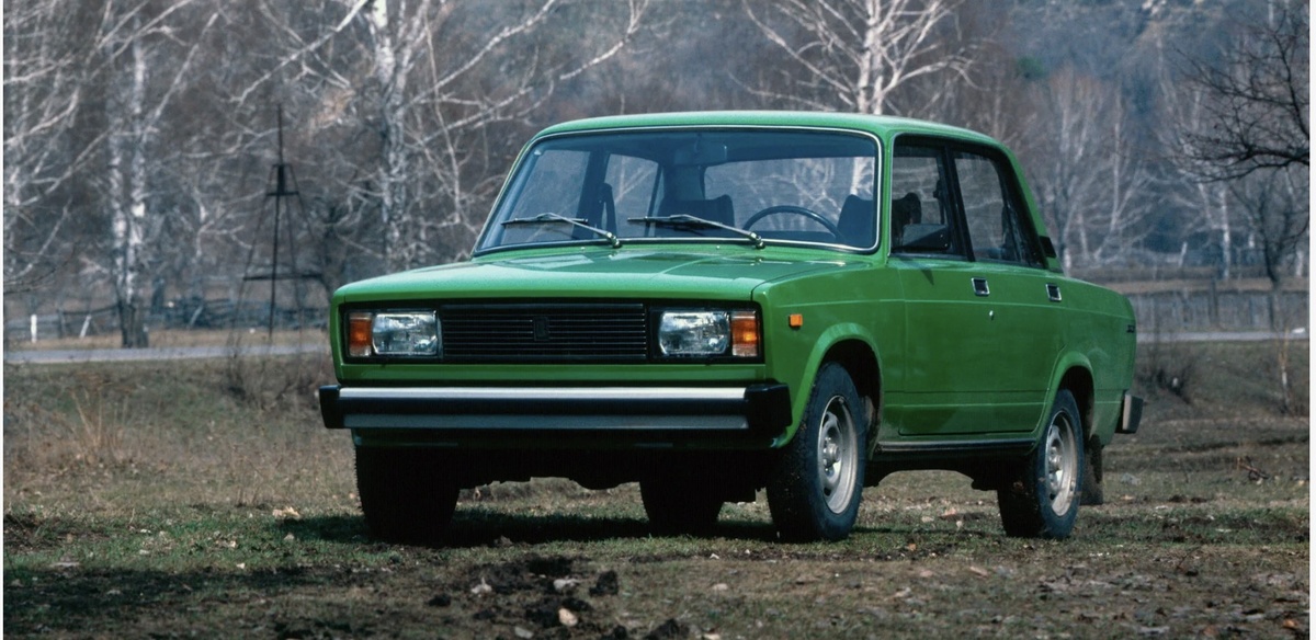 Ваз 2105  Прошу заметить решетка из пластика.