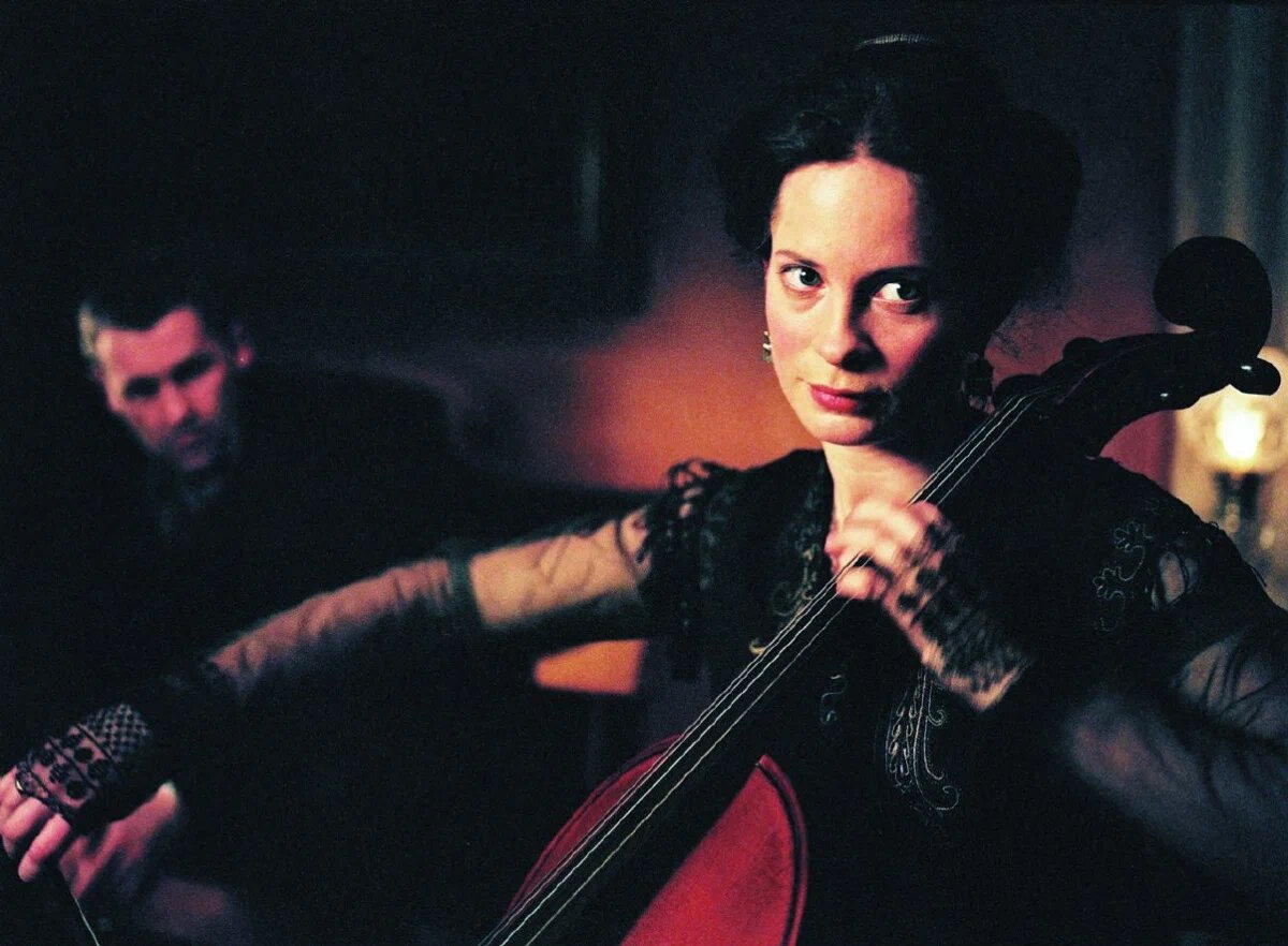 Кадр из фильма «Я – Дина»: Дина играет на виолончели