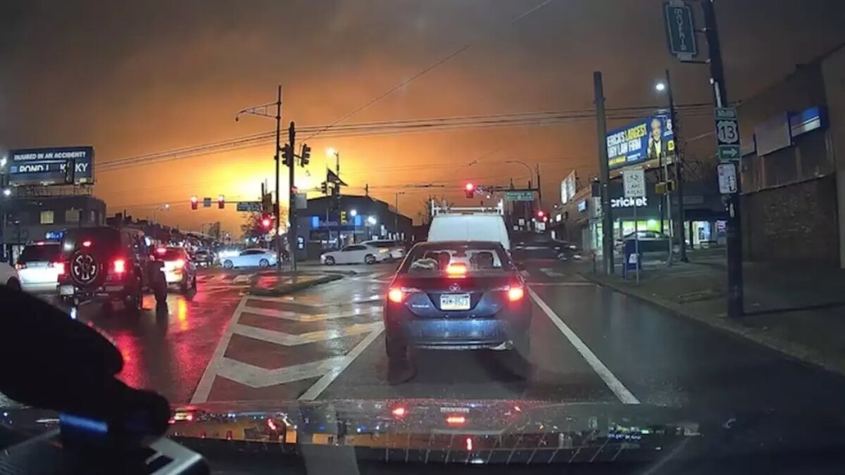 По словам очевидцев, самолет врезался в здание и взорвался. Автор: Andrew S. Источник: ABC News