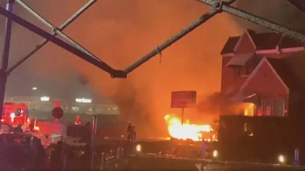 После падения самолета загорелись дома и автомобили. Фото: CBS News
