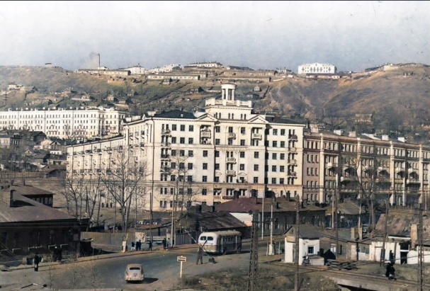 Будущая площадь Луговая
1959 г.
К 1965 г все одноэтажные постройки на переднем плане будут снесены.
Автор Николай Назаров