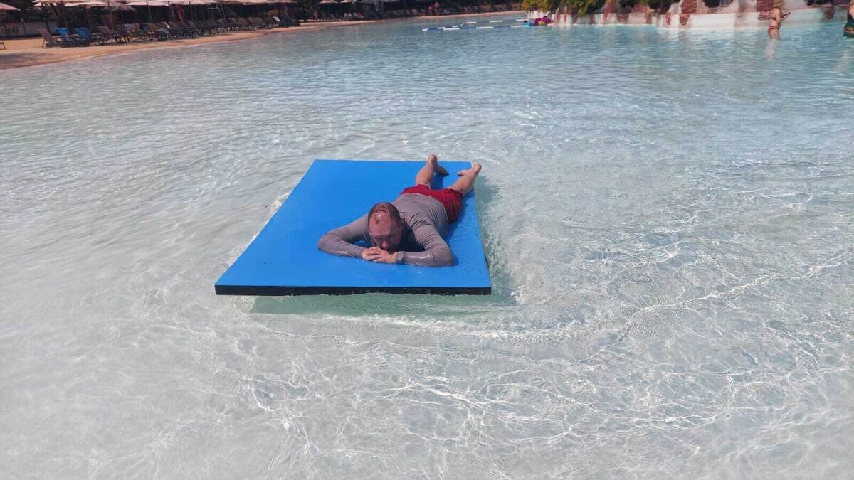 Мне лично очень понравился плот из песни. 