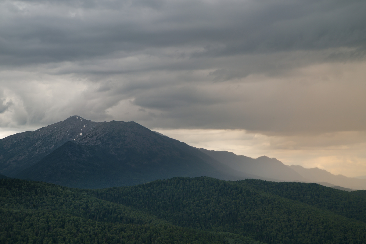 Вид на хребет со смотровой вышки. 