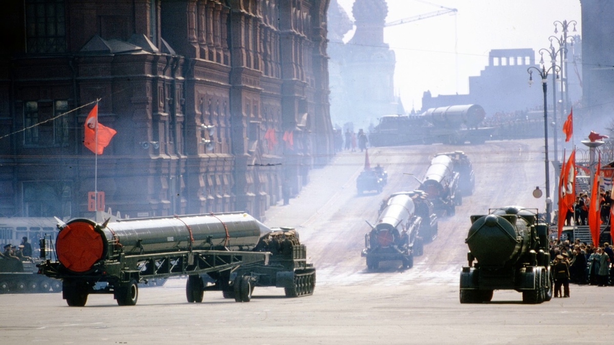 Ракета Р-5М во время парада 1964 года