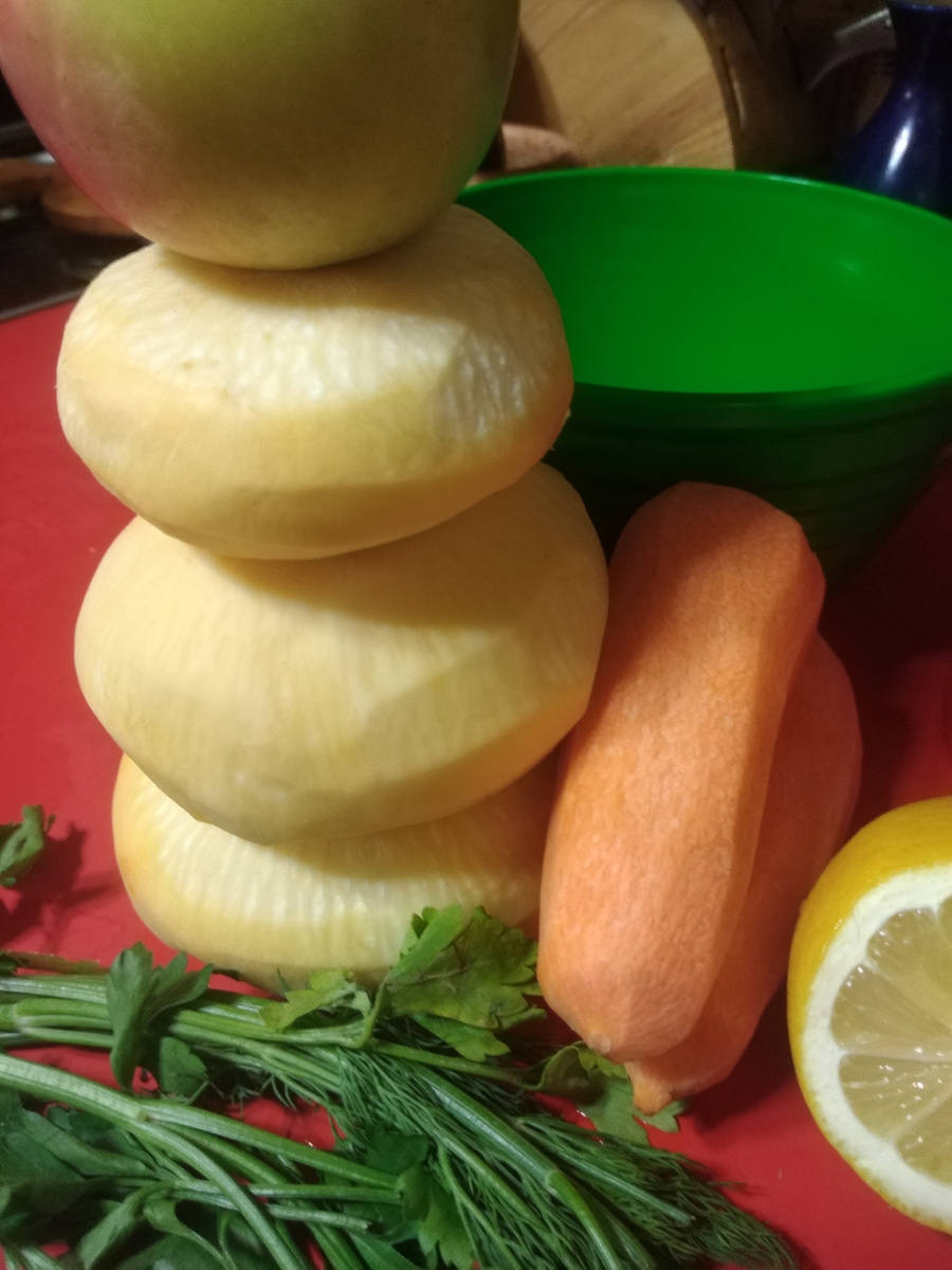 Репа, морковь почищена овощным ножом. Фото автора канала Гармоника