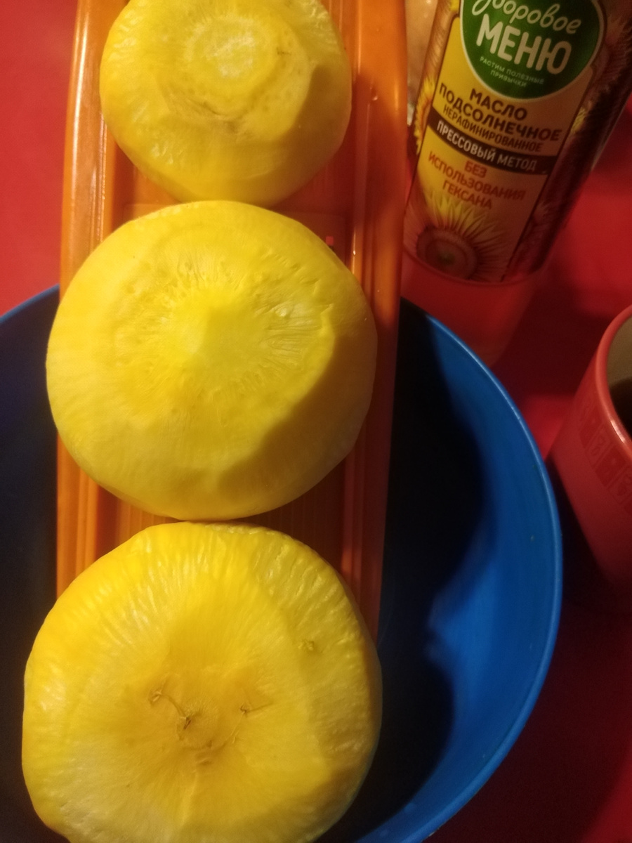 Натираем репу на терке. Фото автора канала