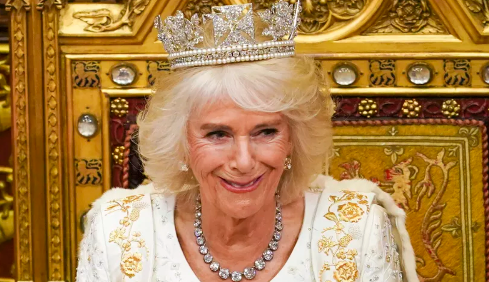 Королева Камилла в бриллантовой диадеме Елизаветы II на открытии Парламента в 2023 году. 