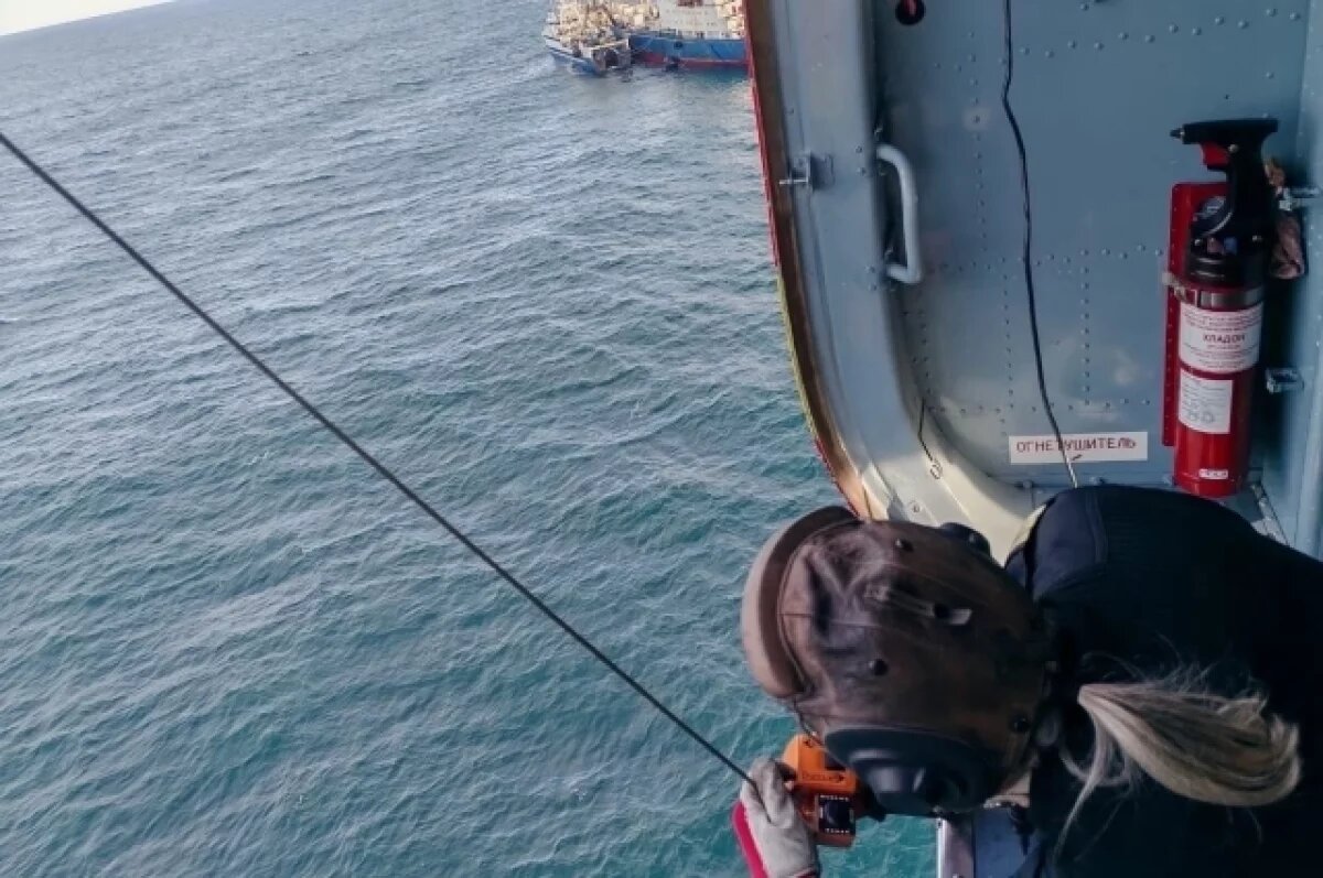    Спасатели Камчатки эвакуировали моряка из судна в Охотском море в больницу